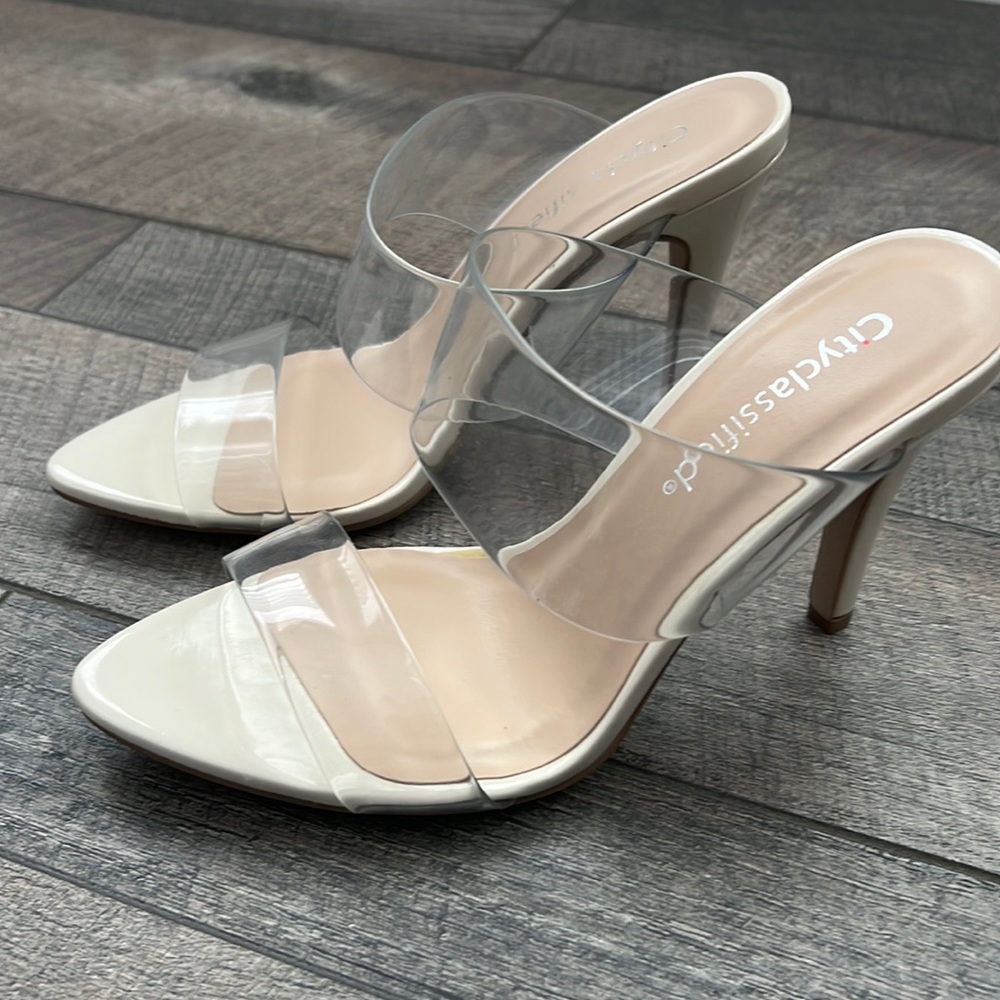 Clear Summer Pump.  Goes perfect with everything! New. Never worn.